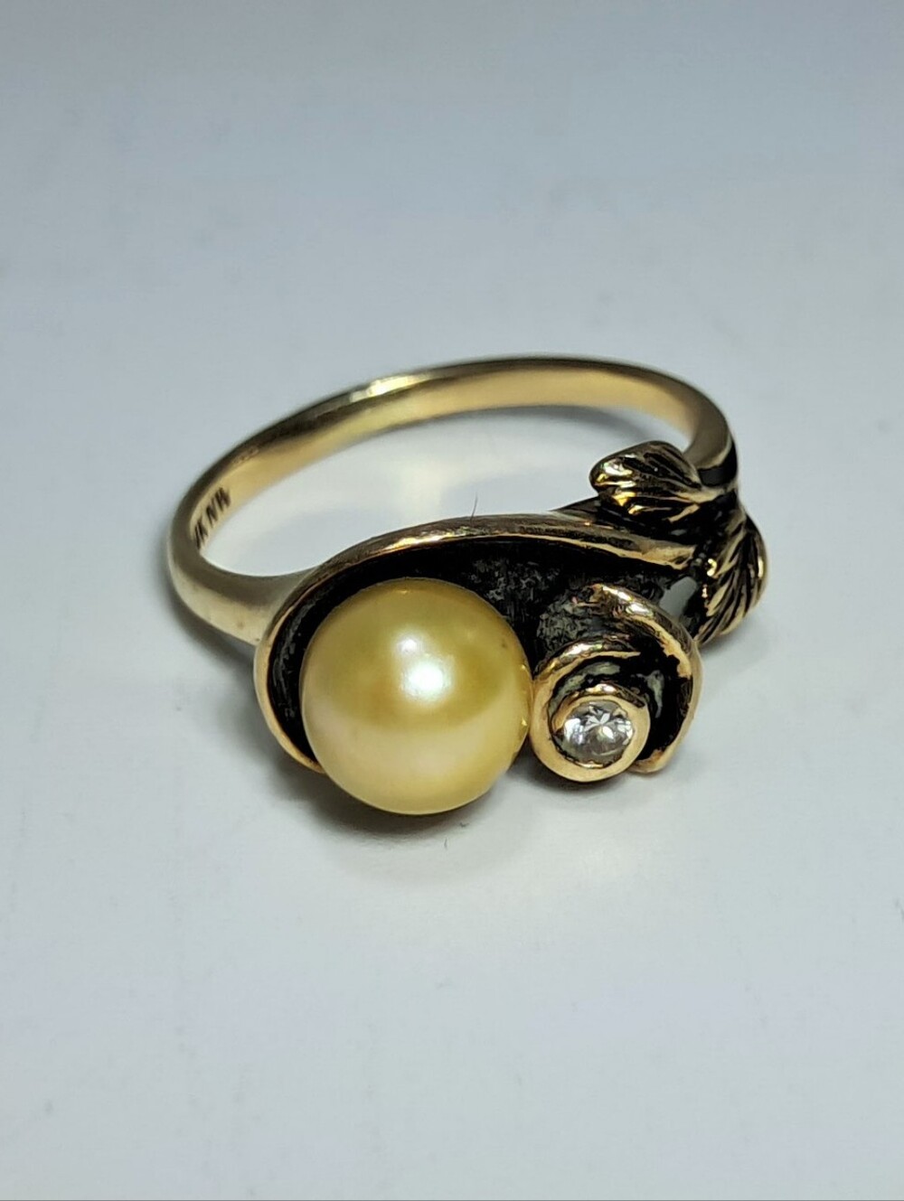 Vintage 14K Yellow Gold Cultured Pearl & Diamond Accent Leaf Ring Size 5.5 - Picture 1 of 5